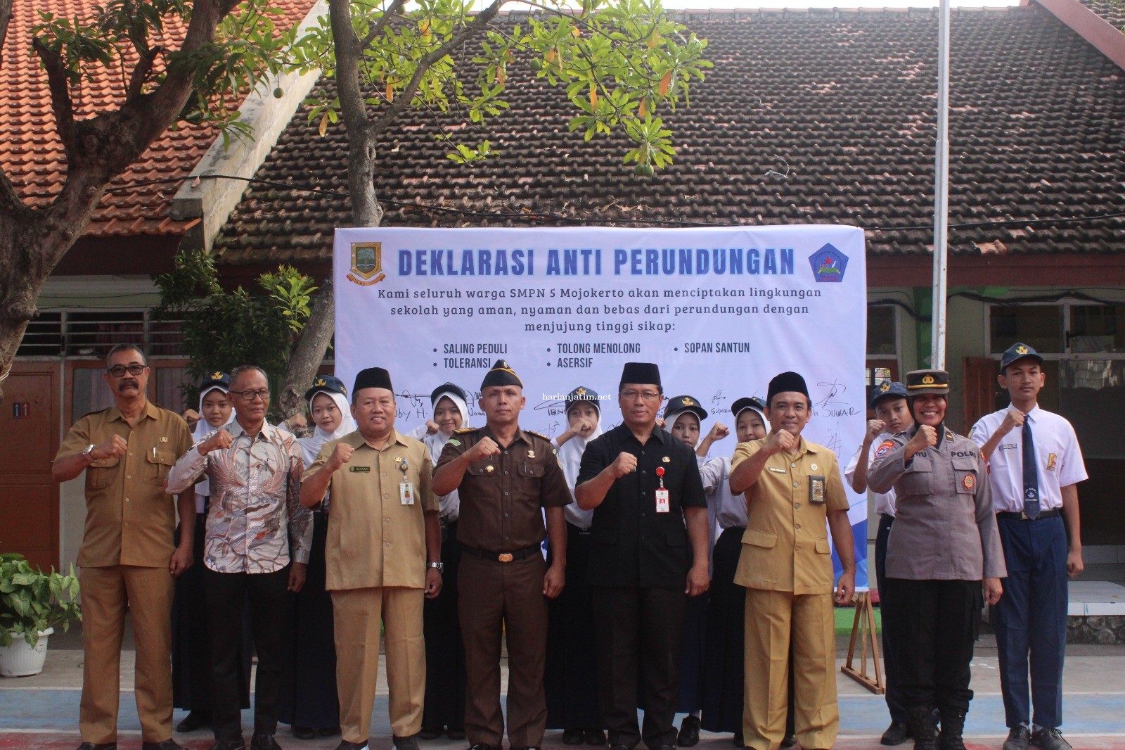 Read more about the article Tolak Bullying, Siswa dan Guru SMPN 5 Kota Mojokerto Deklarasikan Gerakan Anti Perundungan
